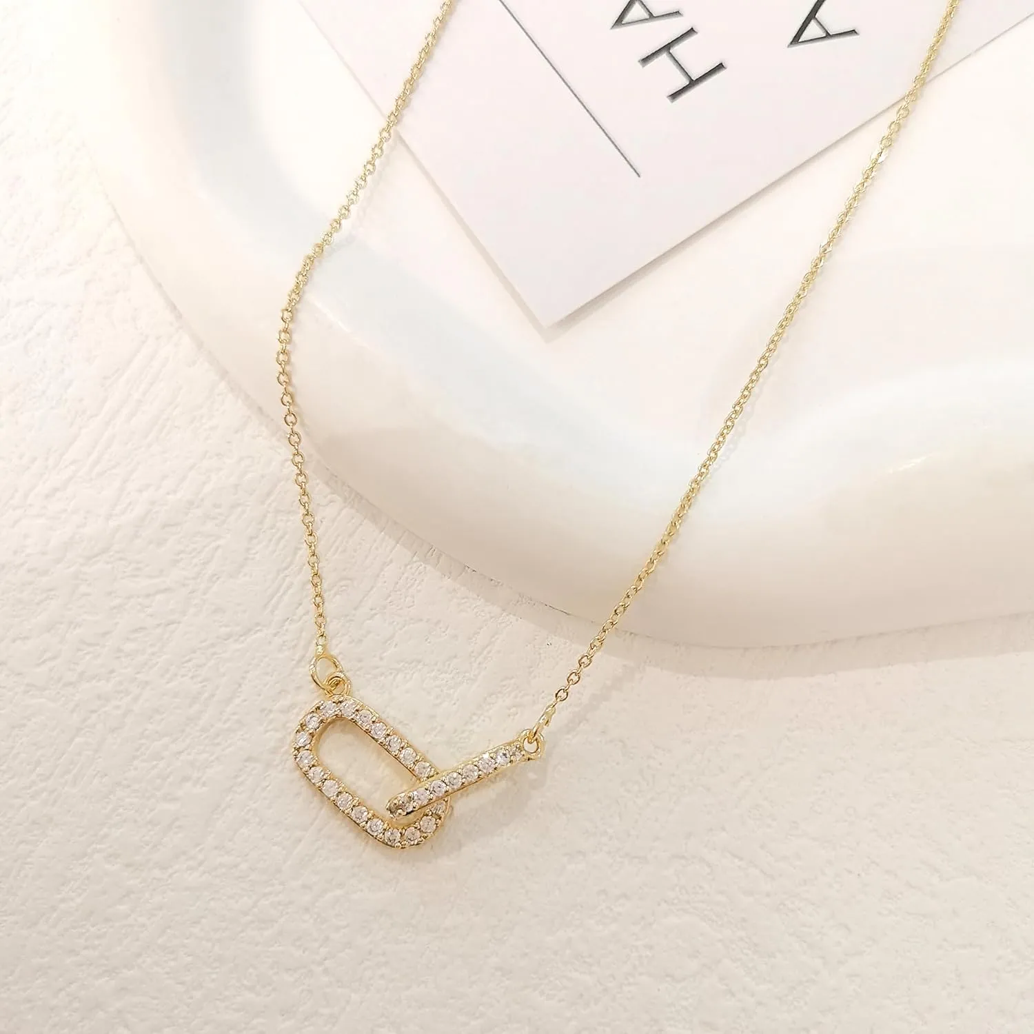 Diamond Pendant Necklace for Women, Dainty Gold Necklace 18k Gold Plated Paperclip Choker Necklaces Cute Open Oval Necklaces Simple Gold Necklace Jewelry Gifts for Women Trendy